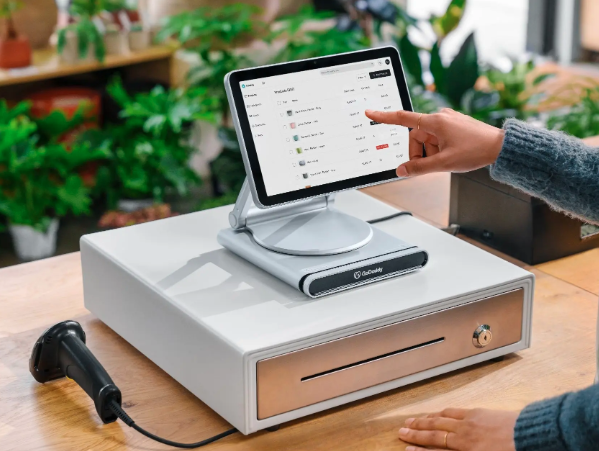 Tablet con la interfaz del sistema POS AcaíLab sobre el mesón de venta